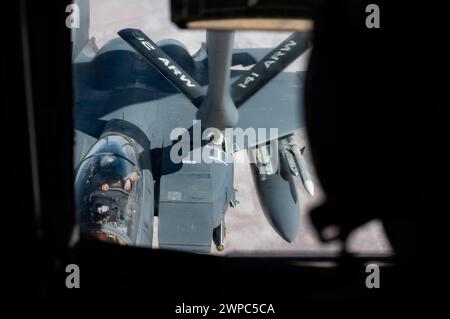 Ein Luftwaffenbetreiber betankt in einem KC-135 Stratotanker einen F-15E Strike Eagle an einem unbekannten Ort Stockfoto