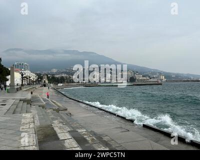 Jalta. Februar 2024. Man spaziert entlang der Promenade im Badeort, der mit seinem subtropischen Klima auch in den kälteren Monaten des Jahres Touristen aus Russland anzieht. Quelle: Ulf Mauder/dpa/Alamy Live News Stockfoto