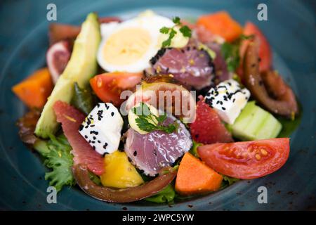 Gesunder gebratener Sesam-Ahi-Thunfisch und Vinaigrette-Dressing Gemüse- und Obstsalat. Stockfoto