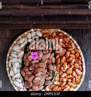 Frau aus der Hochansicht bereitet Essen für schnelles Abendessen zu, Vegan Mahlzeit mit gebratenem Pilaw Reis mit Suppe aus Gemüse wie Karotten, Mais, Streicherbohne, vegetaria Stockfoto