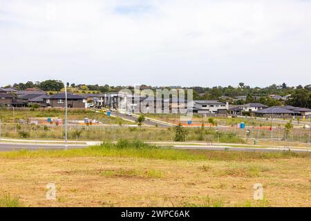 Sydney hat einen Mangel an Wohnraum, hier ist ein neuer Vorort namens Caddens im Westen von Sydney, in dem neue Häuser und Häuser gebaut werden. Stockfoto