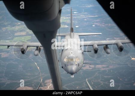 Ein AC-130J Ghostrider der U.S. Air Force, der Hurlburt Field, Florida, zugewiesen ist, betankt mit einem KC-10 Extender Stockfoto