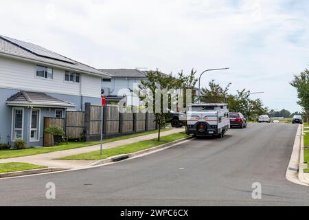 Sydney hat einen Mangel an Wohnraum, hier ist ein neuer Vorort namens Caddens im Westen von Sydney, in dem neue Häuser und Häuser gebaut werden. Stockfoto