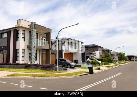 Sydney hat einen Mangel an Wohnraum, hier ist ein neuer Vorort namens Caddens im Westen von Sydney, in dem neue Häuser und Häuser gebaut werden. Stockfoto