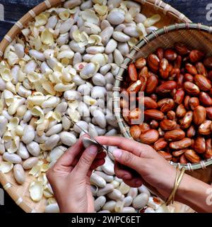 Top View Korb mit Jackfruit Samen, Frau Hand halten Fruchtsamen auf rohen Zutaten Lebensmittel Hintergrund Stockfoto