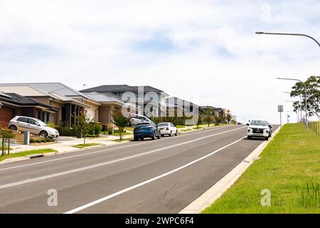 Sydney hat einen Mangel an Wohnraum, hier ist ein neuer Vorort namens Caddens im Westen von Sydney, in dem neue Häuser und Häuser gebaut werden. Stockfoto