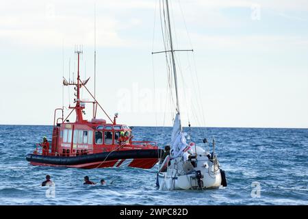 Vendrell, Spanien. März 2024. Das Boot des Maritime Service nähert sich dem Segelboot, das am Strand von Sant Salvador gestrandet ist. Ein Seerettungsschiff der spanischen Regierung rettet und begleitet auf hoher See ein 7 Meter langes Segelboot, das aus meteorologischen Gründen am Strand Sant Salvador in der Stadt Vendrell in Tarragona Spanien mit Hilfe der Feuerwehrmänner der Regierung Kataloniens und der Regierung Kataloniens auf Grund lief Katalanische Polizei. Quelle: SOPA Images Limited/Alamy Live News Stockfoto