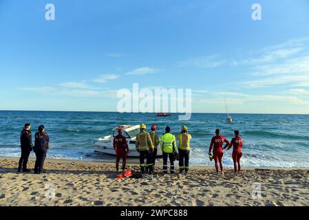 Vendrell, Spanien. März 2024. Eine Gruppe von Feuerwehrleuten der katalanischen Regierung und der katalanischen Polizei beobachten, wie sie das Segelboot retten, das am Strand von Sant Salvador gestrandet ist. Ein Seerettungsschiff der spanischen Regierung rettet und begleitet auf hoher See ein 7 Meter langes Segelboot, das aus meteorologischen Gründen am Strand Sant Salvador in der Stadt Vendrell in Tarragona Spanien mit Hilfe der Feuerwehrmänner der Regierung Kataloniens und der Regierung Kataloniens auf Grund lief Katalanische Polizei. Quelle: SOPA Images Limited/Alamy Live News Stockfoto