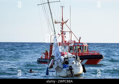 Vendrell, Spanien. März 2024. Das Boot des Maritime Service nähert sich dem Segelboot, das am Strand von Sant Salvador gestrandet ist. Ein Seerettungsschiff der spanischen Regierung rettet und begleitet auf hoher See ein 7 Meter langes Segelboot, das aus meteorologischen Gründen am Strand Sant Salvador in der Stadt Vendrell in Tarragona Spanien mit Hilfe der Feuerwehrmänner der Regierung Kataloniens und der Regierung Kataloniens auf Grund lief Katalanische Polizei. (Foto: Ramon Costa/SOPA Images/SIPA USA) Credit: SIPA USA/Alamy Live News Stockfoto