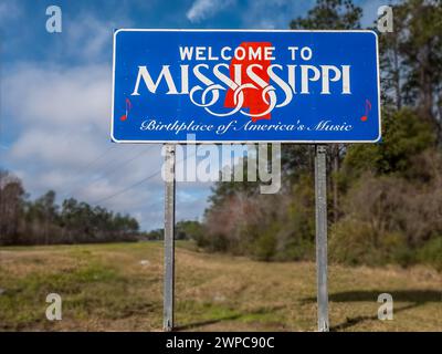 Im Fokus Willkommen in Mississippi Straßenschild mit verschwommenem Hintergrund Stockfoto