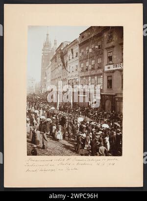 ZW OK H. Siemiradzki wurde in das Grab derjenigen überführt, die in Krakau auf der Skala waren. 26.IX.1903. Orszak (Delegacye) auf dem Markt. "[Anti-Retrue of the St. Marienkirche entlang der Ostfassade des Hauptmarktes]; Mien, Juliusz (1842-1905); 26.09.1903 (1903-00-00-1903-00); wurde aus der Muse des Nationalmuseums in Warschau heruntergeladen; fotografischer/fotografischer Druck; Produkte aus Wzkien / Papier / Papier); fotografischer Druck: Höhe 23,3 cm, Breite 17,2 cm, Pod ADKA: Höhe 32,9 cm, Breite 25 cm; di 81761 MNW; alle Rechte vorbehalten.Kraków (Woiwodschaft Kleinpolen), Rynek Main (Kraków), Stockfoto