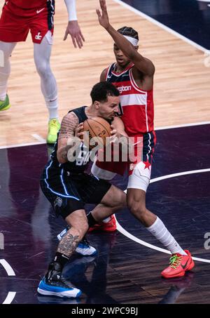 Washington, USA. März 2024. WASHINGTON, DC – 06. MÄRZ: Der Orlando Magic Guard Cole Anthony (50) stürzt am 6. März 2024 in der Capital One Arena in Washington DC in die Washington Wizards, Bilal Coulibaly (0). (Foto: Tony Quinn/SipaUSA) Credit: SIPA USA/Alamy Live News Stockfoto