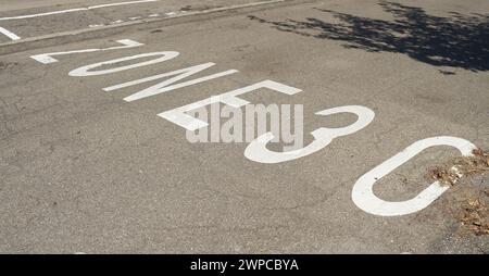 Straßenmarkierungen, die eine Geschwindigkeitsbegrenzung der Zone 30 im Stadtzentrum von Colmar in Frankreich anzeigen Stockfoto