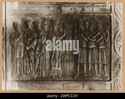 Bordische Relieffragmente in der Basilika Gniezno, die die Himmelfahrt Mariens und des Heiligen Wojciech an die Preußen darstellen, datiert vor 1930. Stockfoto