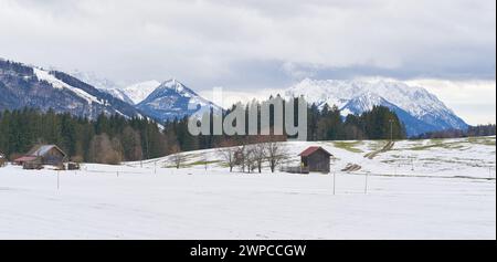 Winterlandschaft bei Reit im Winkl mit den Chiemgauer Alpen in Bayern in Deutschland Stockfoto