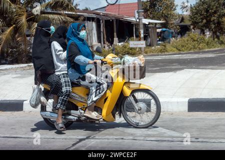 YALA, THAILAND, 01. März 2024, Eine Gruppe von Frauen in traditioneller Kleidung fährt zusammen auf einem Motorrad Stockfoto