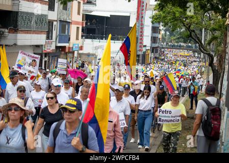 Cali, Kolumbien. März 2024. Demonstranten nehmen mit kolumbianischen Flaggen an einer Demonstration der Opposition gegen den kolumbianischen Präsidenten Gustavo Petro und seine Reformen am 6. März 2024 in Cali, Kolumbien, Teil. Foto: Sebastian Marmolejo/Long Visual Press Credit: Long Visual Press/Alamy Live News Stockfoto