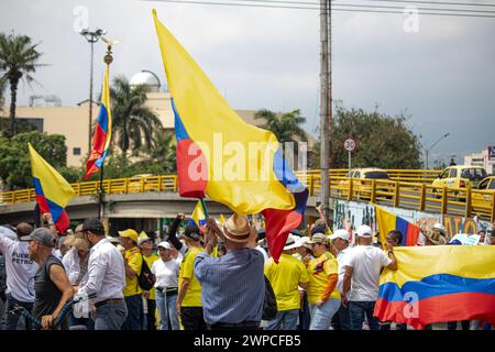 Cali, Kolumbien. März 2024. Demonstranten nehmen mit kolumbianischen Flaggen an einer Demonstration der Opposition gegen den kolumbianischen Präsidenten Gustavo Petro und seine Reformen am 6. März 2024 in Cali, Kolumbien, Teil. Foto: Sebastian Marmolejo/Long Visual Press Credit: Long Visual Press/Alamy Live News Stockfoto