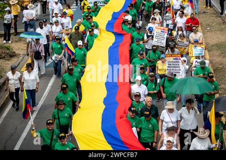 Cali, Kolumbien. März 2024. Demonstranten nehmen mit kolumbianischen Flaggen an einer Demonstration der Opposition gegen den kolumbianischen Präsidenten Gustavo Petro und seine Reformen am 6. März 2024 in Cali, Kolumbien, Teil. Foto: Sebastian Marmolejo/Long Visual Press Credit: Long Visual Press/Alamy Live News Stockfoto