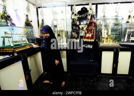 Schiitische muslimische Pilger besuchen Orte, die die Geschichte des Martyriums des schiitischen Propheten Husayn ibn Ali darstellen. Mumbai, Indien. Stockfoto