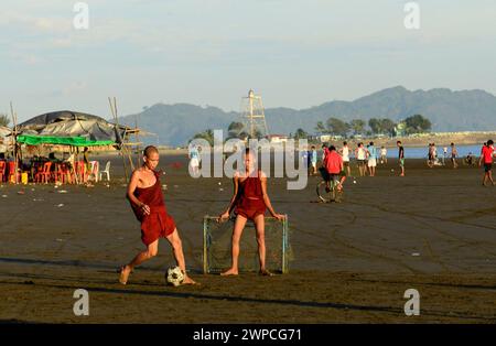 Arkanesische buddhistische Mönche spielen Fußball am Strand in Sittwe, Rakhine State, Myanmar. Stockfoto