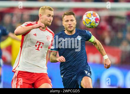 Matthijs de Ligt, FCB 4 tritt um den Ball, Tackling, Duell, Header, zweikampf, Action, Kampf gegen Ciro immobile, Lazio Rom Nr. 17 im Achtelfinale FC BAYERN MÜNCHEN - LAZIO ROM der Fußball UEFA Champions League in der Saison 2023/2024 in München, 5. März 2024. Achtelfinale, FCB, München © Peter Schatz / Alamy Live News Stockfoto