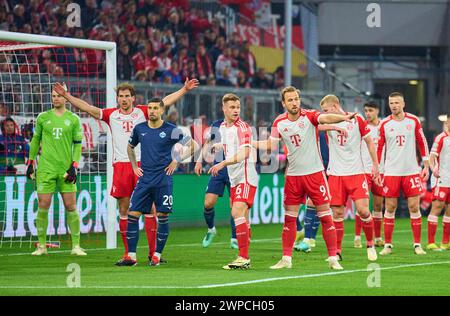 Manuel NEUER, Torhüter FCB 1 Leon GORETZKA, FCB 8 Harry Kane, FCB 9 Joshua KIMMICH, FCB 6 Mattia Zaccagni, Lazio Rom Nr. 20 im Achtelfinale FC BAYERN MÜNCHEN - LAZIO ROM 3-0 der Fußball UEFA Champions League in der Saison 2023/2024 in München, 5. März 2024. Achtelfinale, FCB, München © Peter Schatz / Alamy Live News Stockfoto