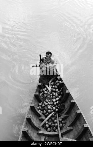 Das Leben auf den kleinen Flüssen um Mrauk-U im Bundesstaat Rakhine, Myanmar. Stockfoto