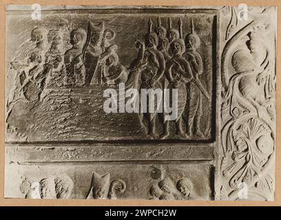 Reliefs aus der Basilika Gniezno zeigen die Ankunft Mariens und des Heiligen Wojciech in Preußen mit Bordischen Fragmenten vor 1930. Stockfoto