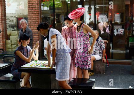 Singapurische Models bei einem Shooting in Chinatown, Singapur. Stockfoto