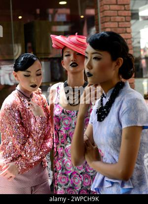 Singapurische Models bei einem Shooting in Chinatown, Singapur. Stockfoto