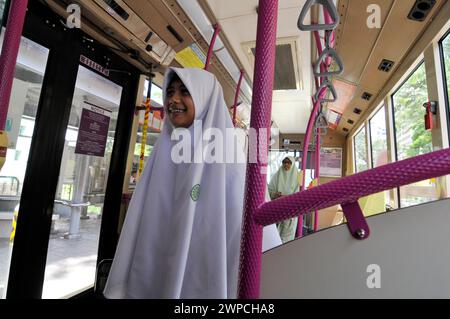 Muslimische Passagiere in einem öffentlichen Bus in Singapur. Stockfoto