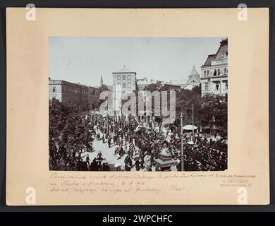 ZW OK H. Siemiradzki wurde in das Grab derjenigen überführt, die in Krakau auf der Skala waren. 26.IX.1903. Orszak (Delegacye) an der Ecke ul. Grodzka und Werk. "; Pawlikowski, Antoni (1862-1925); 26.09.1903 (1903-00-00-1903-00); wurde vom Muza-Nationalmuseum in Warschau heruntergeladen; fotografischer Druck; Erzeugnisse aus W / Papier / Fotopapier, Erzeugnisse aus Wzkien / Papier / Karton; Fotodruck: Höhe 16,8 cm, Breite 22,5 cm, POD Adka: Höhe 24,8 cm, Breite 33,2 cm; di 81765 MNW; alle Rechte vorbehalten.Grodzka (Kraków - Straße), Kraków (Woiwodschaft Kleinpolen), P Stockfoto