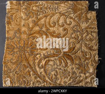 Ein Bruchstück aus CYSAMIT-Samt aus dem 16. Jahrhundert mit Stickerei, das detaillierte Stofftechniken und dekorative Motive zeigt. Stockfoto