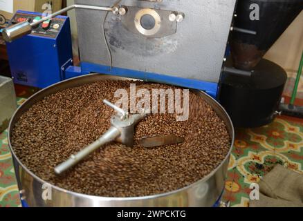 Röstung von Kaffeebohnen im Café O'Reilly in der Altstadt von Havanna, Kuba. Stockfoto