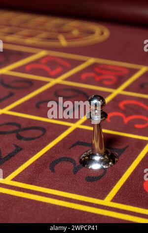 Roulette-Tisch mit der Gewinnzahl Dolly im Casino - Roulette Marker Stockfoto