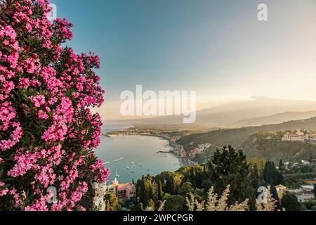 Wunderschöner Sonnenuntergang in Taormina, Sizilien Stockfoto