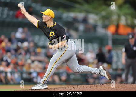 Sarasota FL USA; Pittsburgh Pirates Starting Pitcher Mitch Keller (23) lieferte einen Platz während eines MLB-Frühjahrstrainings gegen die Baltimore Orio Stockfoto