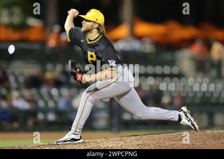 Sarasota FL USA; Pittsburgh Pirates Pitcher Carmen Mlodzinski (50) liefert einen Platz während eines MLB-Frühjahrstrainings gegen die Baltimore Orioles o Stockfoto