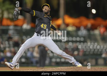 Sarasota FL USA; Pittsburgh Pirates Relief Pitcher Aroldis Chapman (45) liefert einen Platz während eines MLB-Frühjahrstrainings gegen den Baltimore Orio Stockfoto