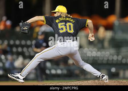 Sarasota FL USA; Pittsburgh Pirates Pitcher Carmen Mlodzinski (50) liefert einen Platz während eines MLB-Frühjahrstrainings gegen die Baltimore Orioles o Stockfoto