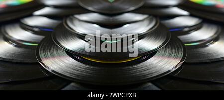 Ein schwarzer Hintergrund alter Schallplatten mit Reflexionen von Jazzmusik Stockfoto