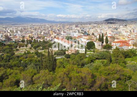 Atemberaubender Blick aus der Vogelperspektive auf die Stoa von Attalos mit der antiken Agora und der Kirche der Heiligen Apostel in Athen, Griechenland Stockfoto