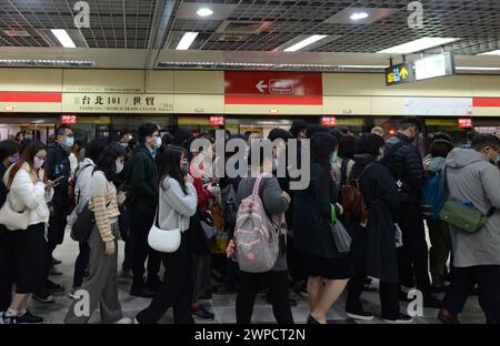 Passagiere, die die U-Bahn-Station Taipei 101 in Taipei, Taiwan, verlassen. Stockfoto