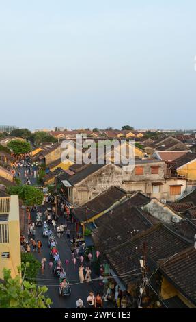 Traditionelle Dächer in der Altstadt von Hoi an in Vietnam. Stockfoto