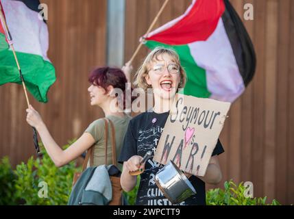 Christchurch, Neuseeland. März 2024. David Seymour, Parteichef der New Zealand Act Party, trifft auf palästinensische Demonstranten, die Flaggen schwenken, singen und Töpfe und Pfannen knallen, um das Hungertod in Gaza zu symbolisieren, während er an einem Treffen in Business Canterbury teilnimmt. (Kreditbild: © PJ Heller/ZUMA Press Wire) NUR REDAKTIONELLE VERWENDUNG! Nicht für kommerzielle ZWECKE! Stockfoto