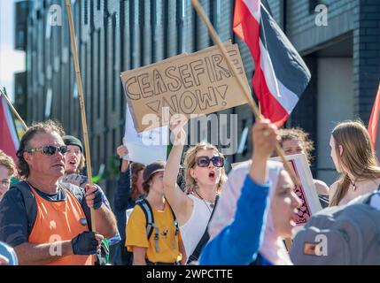 Christchurch, Neuseeland. März 2024. David Seymour, Parteichef der New Zealand Act Party, trifft auf palästinensische Demonstranten, die Flaggen schwenken, singen und Töpfe und Pfannen knallen, um das Hungertod in Gaza zu symbolisieren, während er an einem Treffen in Business Canterbury teilnimmt. (Kreditbild: © PJ Heller/ZUMA Press Wire) NUR REDAKTIONELLE VERWENDUNG! Nicht für kommerzielle ZWECKE! Stockfoto