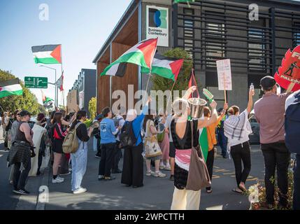 Christchurch, Neuseeland. März 2024. David Seymour, Parteichef der New Zealand Act Party, trifft auf palästinensische Demonstranten, die Flaggen schwenken, singen und Töpfe und Pfannen knallen, um das Hungertod in Gaza zu symbolisieren, während er an einem Treffen in Business Canterbury teilnimmt. (Kreditbild: © PJ Heller/ZUMA Press Wire) NUR REDAKTIONELLE VERWENDUNG! Nicht für kommerzielle ZWECKE! Stockfoto