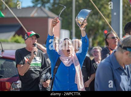 Christchurch, Neuseeland. März 2024. David Seymour, Parteichef der New Zealand Act Party, trifft auf palästinensische Demonstranten, die Flaggen schwenken, singen und Töpfe und Pfannen knallen, um das Hungertod in Gaza zu symbolisieren, während er an einem Treffen in Business Canterbury teilnimmt. (Kreditbild: © PJ Heller/ZUMA Press Wire) NUR REDAKTIONELLE VERWENDUNG! Nicht für kommerzielle ZWECKE! Stockfoto