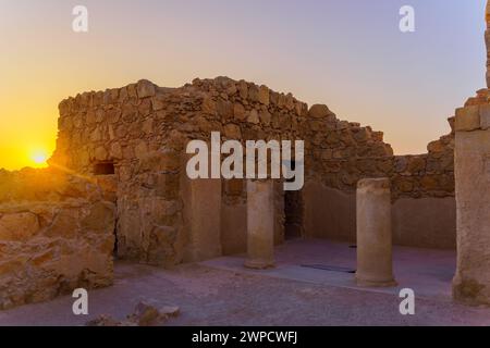 Blick auf den Sonnenaufgang auf die Ruinen der Masada-Festung und das Tote Meer, die judäische Wüste, Süd-Israel Stockfoto